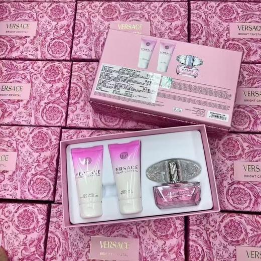 范思哲晶钻香水礼盒🎁
香水50ml➕沐浴露50ml➕身体乳50ml 商品图1