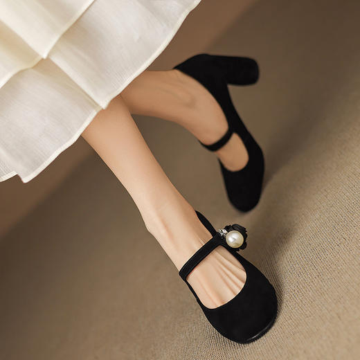 【预售5天】经典复古风黑色羊反皮粗跟珍珠一字带高跟单鞋百搭玛丽珍高跟鞋MNLS&D2533 商品图2