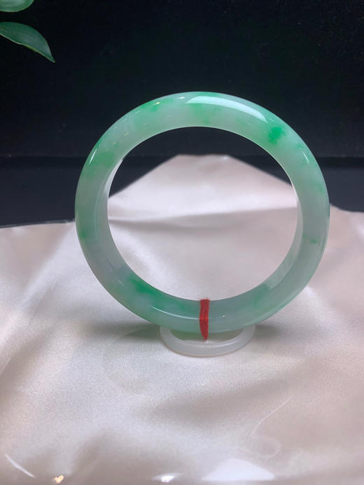 620666，60 飘阳绿手镯。满圈飘清新阳绿。色非常好 商品图1