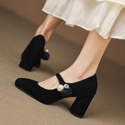 【预售5天】经典复古风黑色羊反皮粗跟珍珠一字带高跟单鞋百搭玛丽珍高跟鞋MNLS&D2533 商品图0