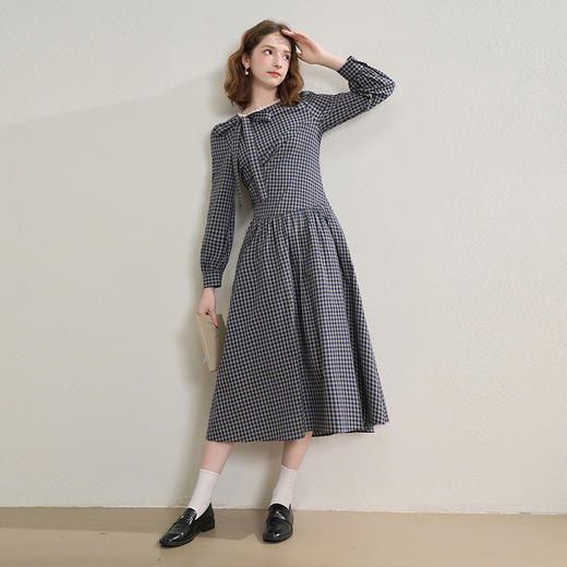西遇甜美减龄蝴蝶结花边领设计感连衣裙女秋季收腰格纹裙V2551141 商品图4