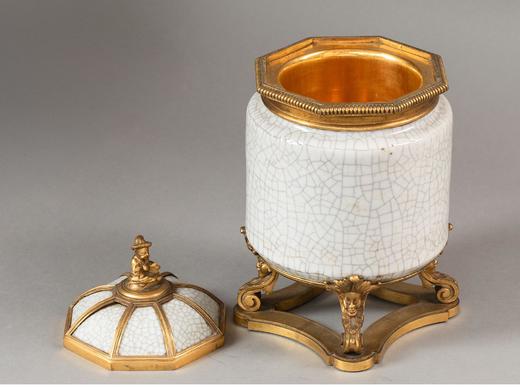 独角鹿西洋古董法国著名工坊L’ESCALIER DE CRISTAL签名出品东方风格人物主题铜鎏金精雕装饰清代仿哥釉带盖瓷罐一对 商品图2