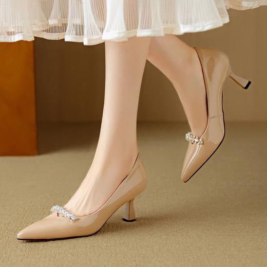 【预售5天】法式优雅秋季新款V口水钻尖头浅口单鞋女羊漆皮宴会高跟鞋DB&M6526 商品图0