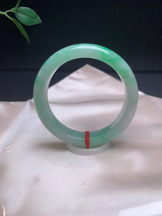 620667，54.7飘阳绿手镯。满圈飘清新阳绿。色非常好。 商品图0