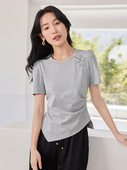 【专属特价】熙世界新国风盘扣设计白色T恤女短袖收腰显瘦圆领上衣2025夏新款 商品图3