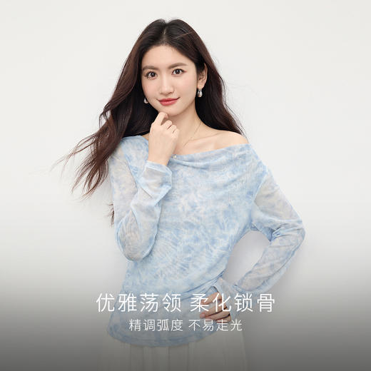 【08/06新品】熙世界一字荡领印花T恤女长袖气质正肩内搭打底上衣2025早秋新款 商品图1