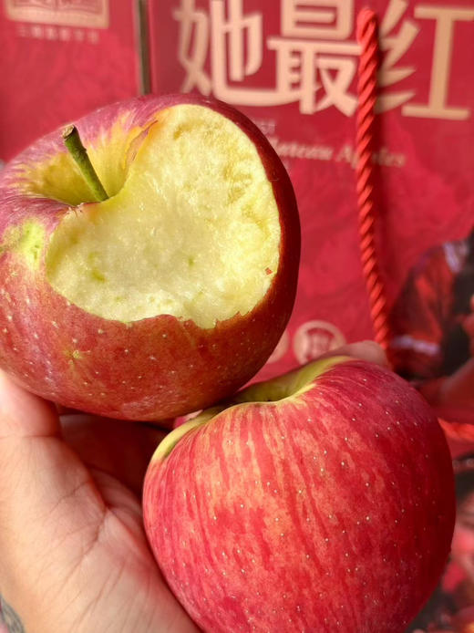 云南红露苹果以野生苹果的生长方式蔓延，没有农药，没有污染，果香浓郁口感更甜、更脆、更多汁😋云南昼夜温差大 部分果子糖心的表现非常优秀👍3斤/箱 商品图0