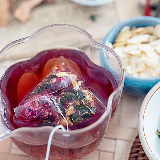 *自营*陈香开欣茶 | 食养茶方·三花六果通调。重瓣玫瑰+山楂橘皮组方三角茶包。16袋/盒植物柔润茶。重瓣红玫瑰红枣桑叶高良姜橘皮人参桑椹山楂薄荷小茴香 商品图2