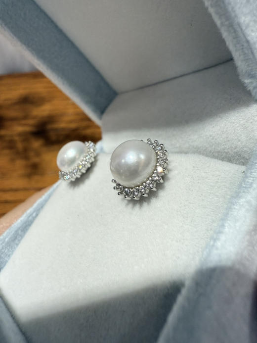 84-8 统货/直发 太阳花珍珠耳钉 8.8-9mm极光6A无瑕馒头珠 纯银高碳钻 商品图7