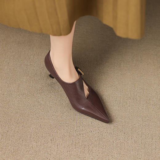 【预售5天】复古舒适软皮小众设计一字扣单鞋女尖头气质中跟镂空英伦小皮鞋JLY&18-740 商品图2