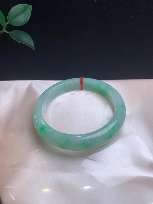 620666，60 飘阳绿手镯。满圈飘清新阳绿。色非常好 商品图4