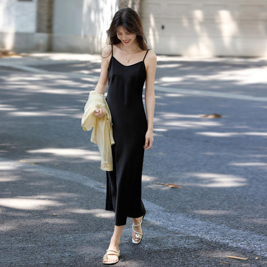 【08/06新品】熙世界法式赫本风缎面吊带裙女2025初秋新款高级感无袖小黑裙内搭 商品图4