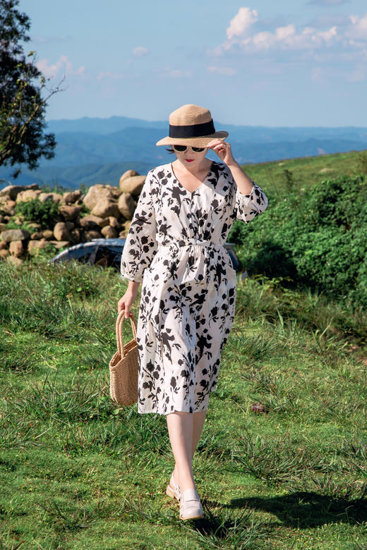 V领印花收腰连衣裙 商品图0