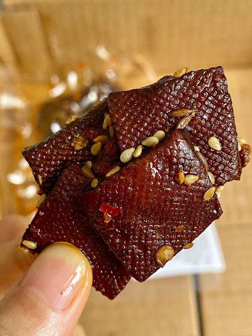 19.9到手5大袋【情儿格格 湖南平江风味酱干】，豆香醇香鲜爽，口感劲道不柴不绵软，嫩滑老练嚼头刚刚好🔥 ✅精选优质黄豆，佐以多种香料，传统酱卤技艺慢火熬制，每片酱干都饱含匠心 商品图1
