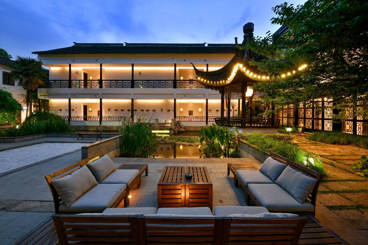 ★春节限量不加价★ ¥998起/2间夜，住【苏州同里花间堂・丽则女学】享豆蔻雅居大床房+早餐+同里门票+花间小日子活动！宠物友好，沉浸式解锁民国风情～有效期至2026年3月30日