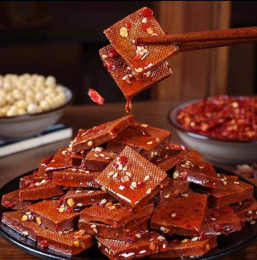 19.9到手5大袋【情儿格格 湖南平江风味酱干】，豆香醇香鲜爽，口感劲道不柴不绵软，嫩滑老练嚼头刚刚好🔥 ✅精选优质黄豆，佐以多种香料，传统酱卤技艺慢火熬制，每片酱干都饱含匠心 商品图9