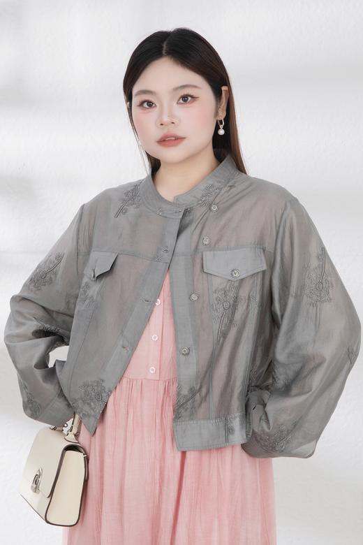 现货【莱赛尔天丝短外套】夏秋过渡，清风徐来，烟灰色刺绣立体花朵，莱赛尔天丝防晒短外套，建议手洗，炒色工艺，重工绣花 商品图9
