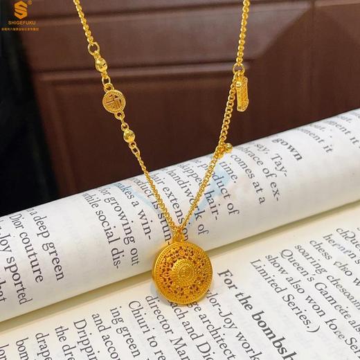 【香港周六福 幸福美满祥瑞」中式古法镂空八宝罗盘K金项链 商品图3