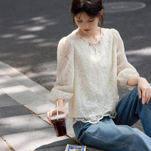 【08/06新品】熙世界法式贝壳装饰圆领蕾丝衫女2025早秋新款七分袖衬衫提花上衣 商品图4