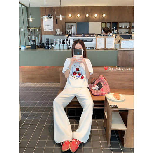 <曾小咸推荐>现货秒杀！微信超特价！甜美风草莓绣花宽松圆领短袖T恤 日常139.99 立减80 秒杀59.99！ 商品图3