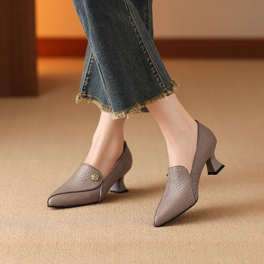 【预售5天】新款百搭优雅尖头粗跟中跟简约风洋气深口单鞋SY&h505 商品图0