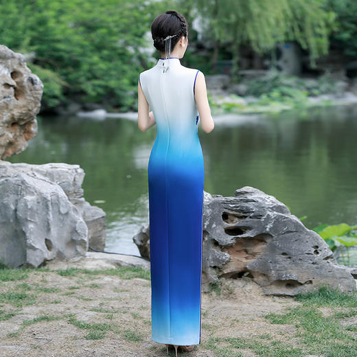 YD-4507高端走秀天蓝色长旗袍2025新款年轻大气显瘦高弹复古舞台表演出服 商品图3