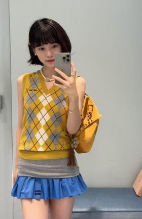缪缪 25Fw早秋新款 姜黄V领菱形格纹针织小背心（ZY*MM）