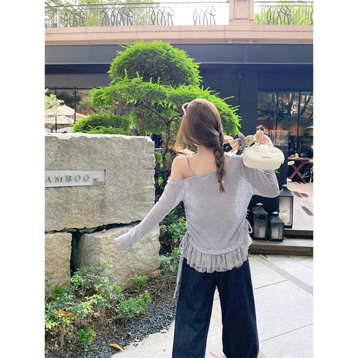 <曾小咸推荐>现货秒杀！微信超特价！韩系慵懒风斜肩蕾丝拼接长袖T恤 日常129.99 立减70 秒杀59.99！ 商品图4
