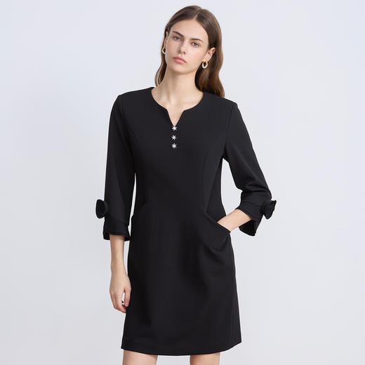 EITIE爱特爱早秋黑色V领袖口手工立体花连衣裙2025秋季新款C2507830 商品图2