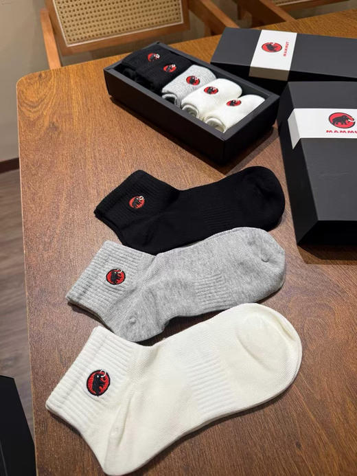 原单正品猛犸象 Mammut 全棉休闲运动中筒袜，男款。礼盒装。弹力大适合39-45

一盒五双，黑色2丶白色2丶灰色1

特价💰79一盒 商品图4