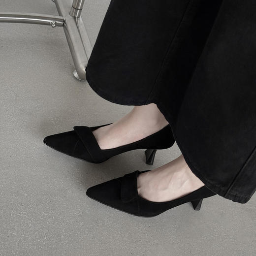 【预售5天】秋季法式复古绒面尖头高跟鞋女浅口细跟职业通勤百搭气质单鞋DQ&DQ9563W 商品图3