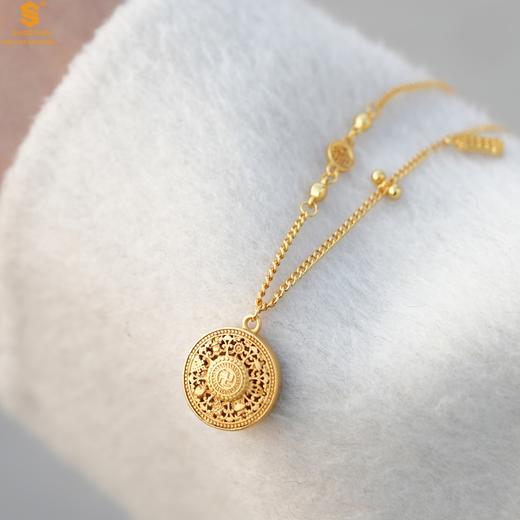【香港周六福 幸福美满祥瑞」中式古法镂空八宝罗盘K金项链 商品图2