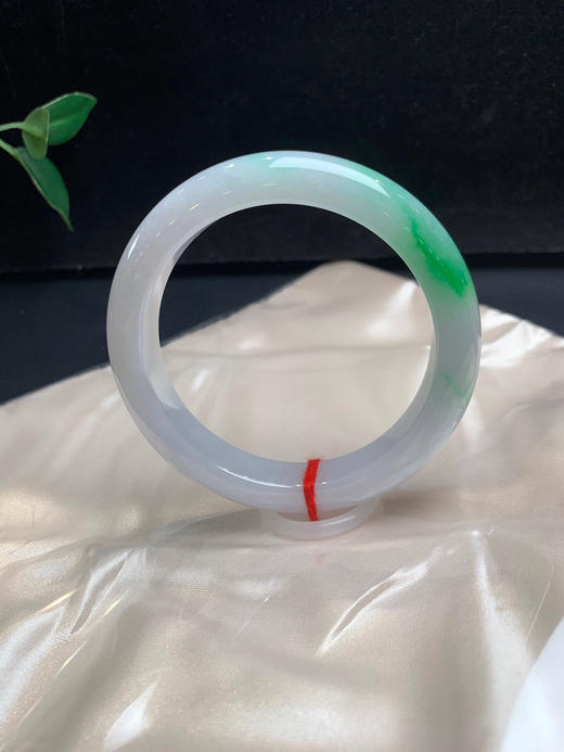 620668，60.8飘阳绿大圈手镯，清新白底青、干净底子细腻，飘阳绿 商品图3