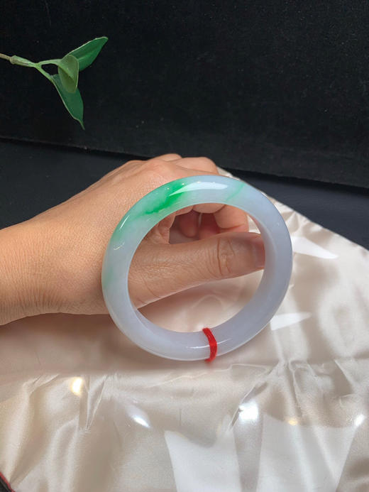 620668，60.8飘阳绿大圈手镯，清新白底青、干净底子细腻，飘阳绿 商品图5