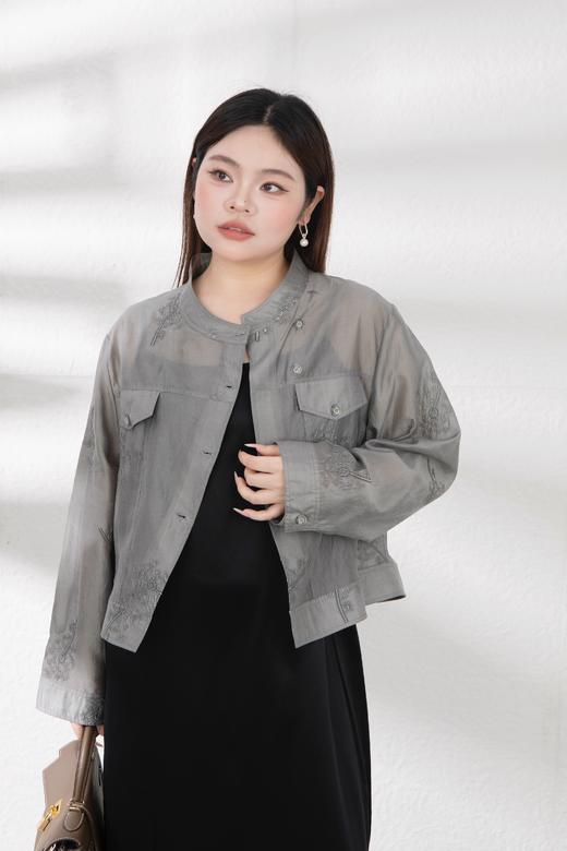 现货【莱赛尔天丝短外套】夏秋过渡，清风徐来，烟灰色刺绣立体花朵，莱赛尔天丝防晒短外套，建议手洗，炒色工艺，重工绣花 商品图0