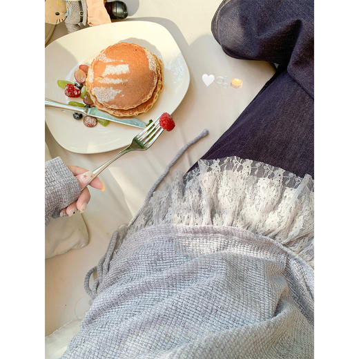 <曾小咸推荐>现货秒杀！微信超特价！韩系慵懒风斜肩蕾丝拼接长袖T恤 日常129.99 立减70 秒杀59.99！ 商品图3