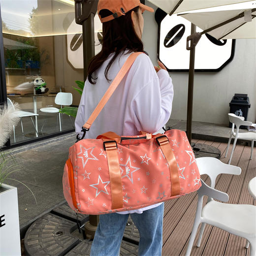 【时尚潮搭，超能装，干湿分离！】单肩手提斜挎多种背法 大容量手提旅行包 可插拉杆箱 时尚五角星短途行李包 多功能干湿分离健身包-QB 商品图0