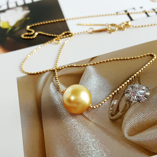 【天然正品】AU750黄金镶天然近完美约9.5MM浓金色南洋海水金珠吊坠项链 030825XY23 现售价：2680 商品图3