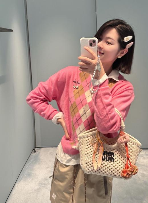 缪缪 25Fw早秋新款 甜味粉撞色菱形半拉链polo领针织衫（ZY*MM） 商品图6