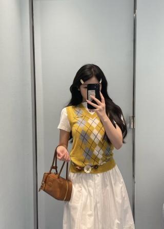 缪缪 25Fw早秋新款 姜黄V领菱形格纹针织小背心（ZY*MM） 商品图1