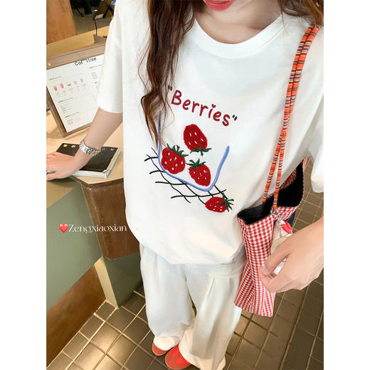 <曾小咸推荐>现货秒杀！微信超特价！甜美风草莓绣花宽松圆领短袖T恤 日常139.99 立减80 秒杀59.99！ 商品图1