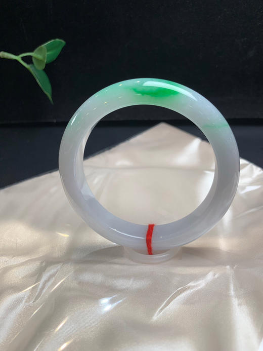 620668，60.8飘阳绿大圈手镯，清新白底青、干净底子细腻，飘阳绿 商品图0