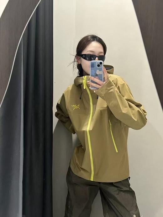 始祖鸟 最新Beta系列 Light Weight 冲锋衣外套（MG） 商品图1