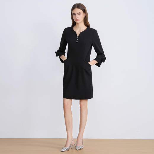 EITIE爱特爱早秋黑色V领袖口手工立体花连衣裙2025秋季新款C2507830 商品图3