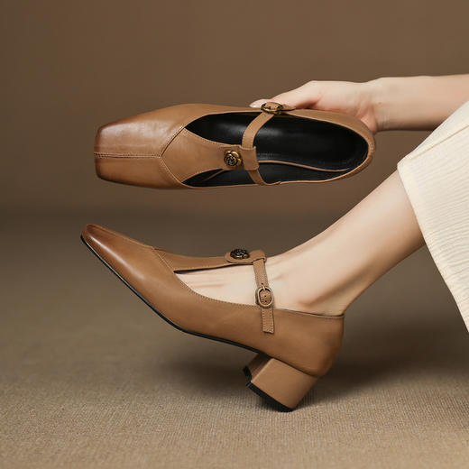 【预售5天】爆款百搭一字带扣镂空单鞋女复古山茶花粗跟通勤玛丽珍鞋AJ&AJ9982 商品图0