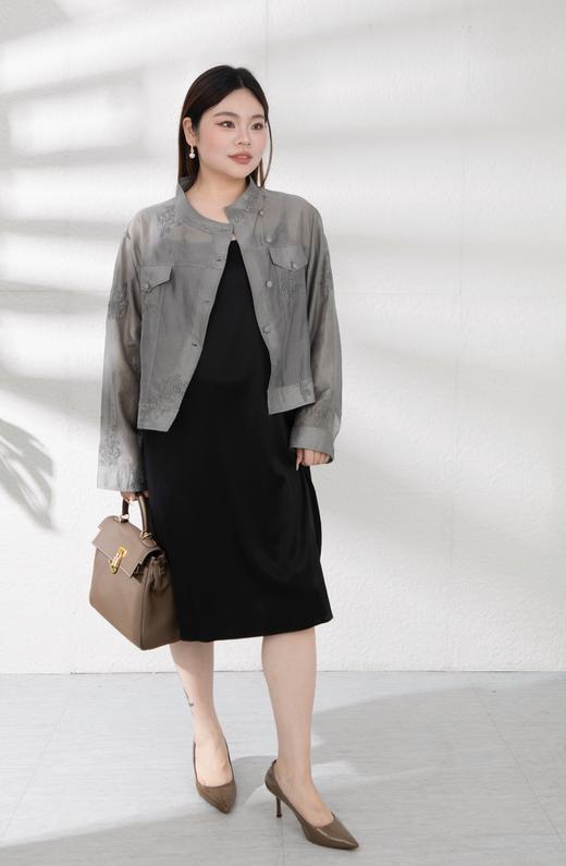 现货【莱赛尔天丝短外套】夏秋过渡，清风徐来，烟灰色刺绣立体花朵，莱赛尔天丝防晒短外套，建议手洗，炒色工艺，重工绣花 商品图5