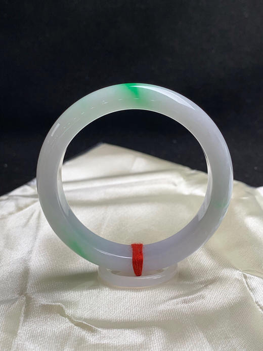 620672，52.7圈口，细糯飘绿正圈平安镯，淡紫底飘阳绿，飘色辣 商品图0