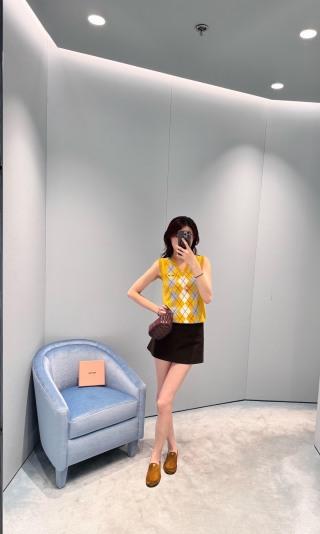 缪缪 25Fw早秋新款 姜黄V领菱形格纹针织小背心（ZY*MM） 商品图5