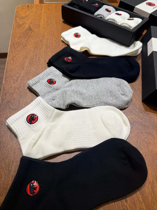 原单正品猛犸象 Mammut 全棉休闲运动中筒袜，男款。礼盒装。弹力大适合39-45

一盒五双，黑色2丶白色2丶灰色1

特价💰79一盒 商品图3