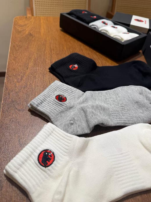 原单正品猛犸象 Mammut 全棉休闲运动中筒袜，男款。礼盒装。弹力大适合39-45

一盒五双，黑色2丶白色2丶灰色1

特价💰79一盒 商品图5